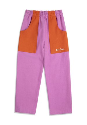 Børnebukser med elastisk linning, med store orange forlommer på lilla stof og "Bobo Choses"-logo på højre lomme.