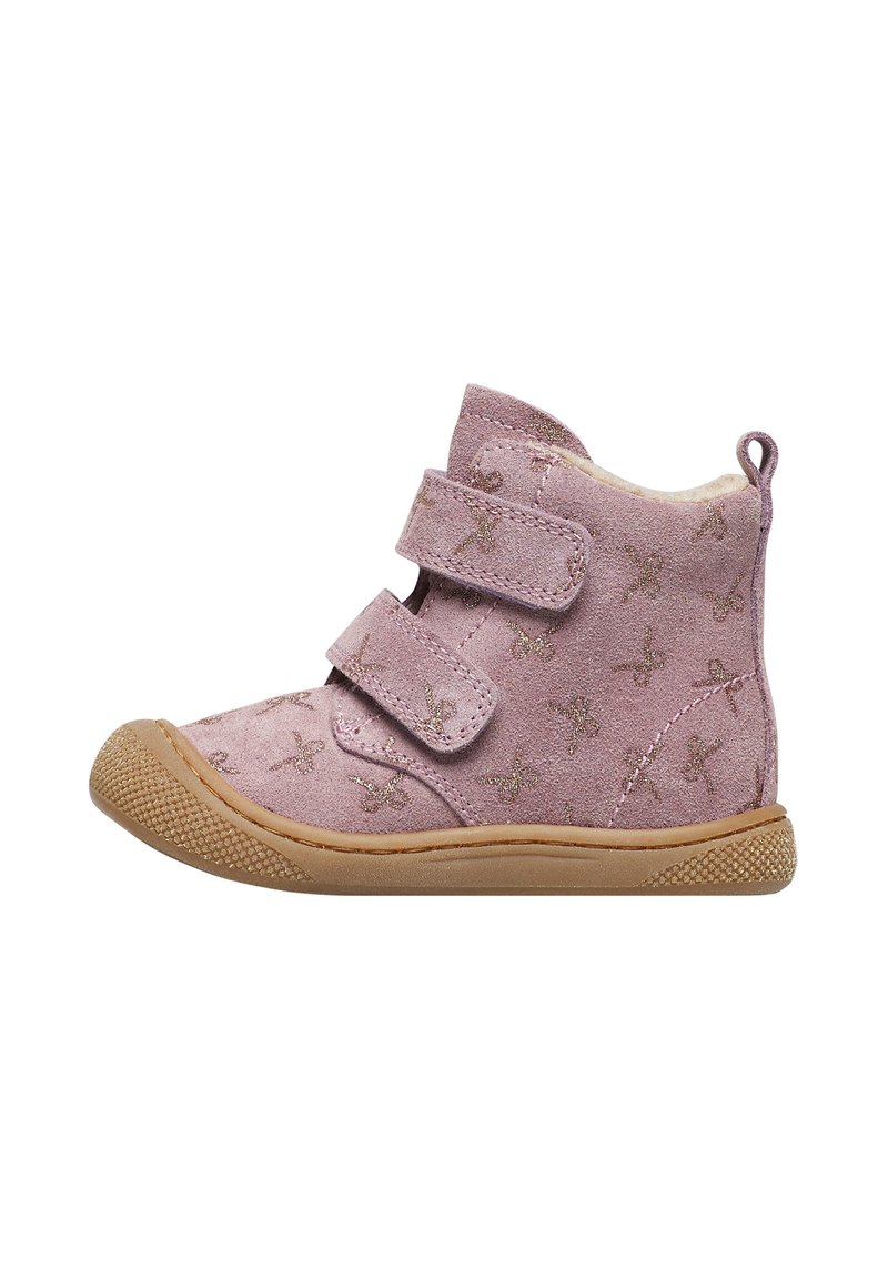 Stivaletti alla caviglia in suede rosa con due strap in Velcro. Presentano una suola in gomma texturizzata e un motivo a stelle dorate sulla superficie esterna. Fodera interna morbida.