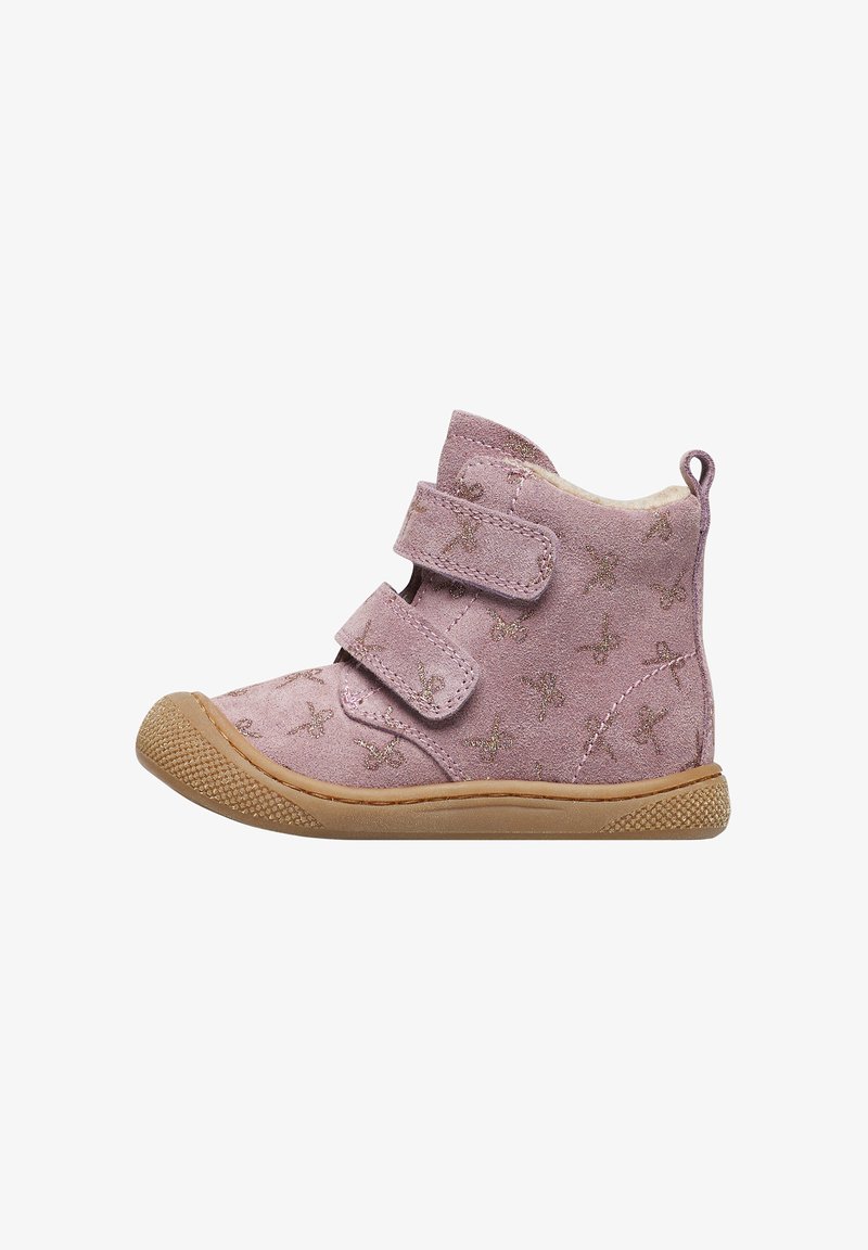 Stivaletti alla caviglia in suede rosa con due strap in Velcro. Presentano una suola in gomma texturizzata e un motivo a stelle dorate sulla superficie esterna. Fodera interna morbida.