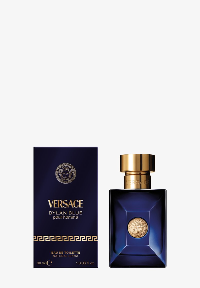 Versace Dylan Blue geur, met een diepblauwe glazen fles in een getextureerde vierkante vorm en gouden accenten. De doos toont een Medusa-embleem.