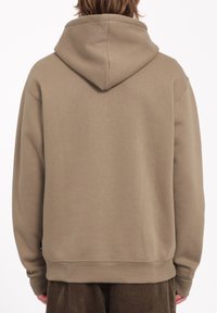 Khaki hoodie met een ruime capuchon, geribbelde manchetten en zoom. Zacht materiaal, relaxte pasvorm en minimale branding bij de taille.