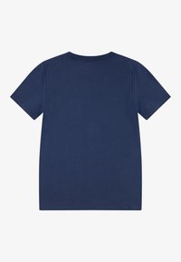 Marineblå bomulls t-skjorte med korte ermer og rund hals. Glatt tekstur, ingen mønstre eller detaljer, har en rett kant.