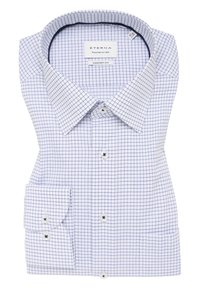 Camicia bianca con motivo a quadri blu, colletto abbottonato e taschino singolo sul petto. Realizzata in tessuto leggero con una texture liscia.