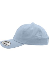 Cappellino da baseball azzurro chiaro in cotone, con corona arrotondata, visiera rigida e fori di ventilazione. Mostra un logo rotondo sulla visiera.