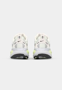 Nike Performance VOMERO 18 - Tenisice za cestovno trčanje - summit white/black/barely volt/light silver/metallic silver