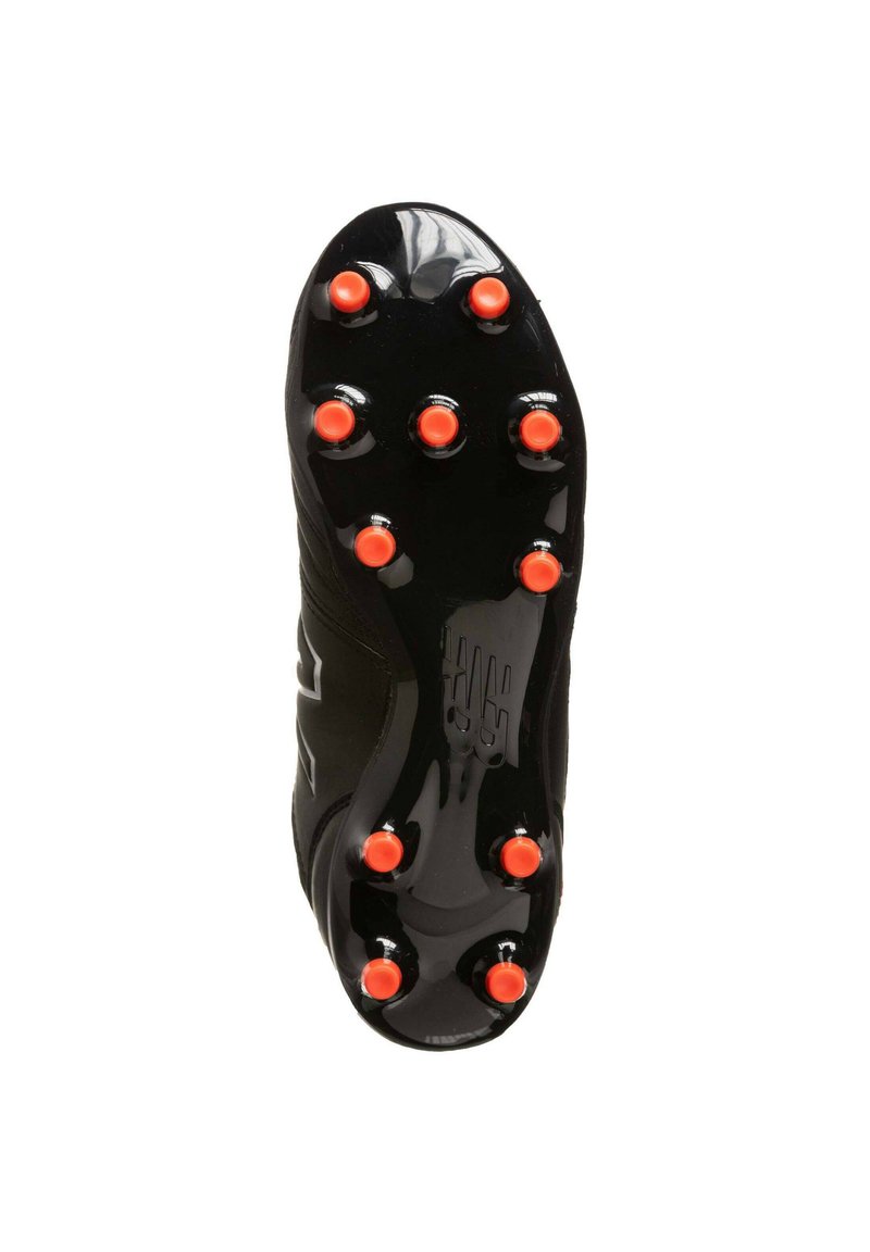Scarpa da calcio nera con superficie liscia, dotata di tacchetti arancioni vivaci. Suola rigata per una migliore trazione, con dettagli del logo del marchio.