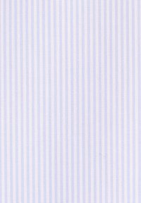 Tissu en coton rayé bleu pâle et blanc. Présente des lignes verticales avec un tissage texturé, une surface lisse et une apparence légère.