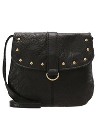 Borsa a tracolla in pelle nera con superficie testurizzata, borchie dorate sulla patta e dettaglio a anello metallico circolare. Tracolla regolabile inclusa.