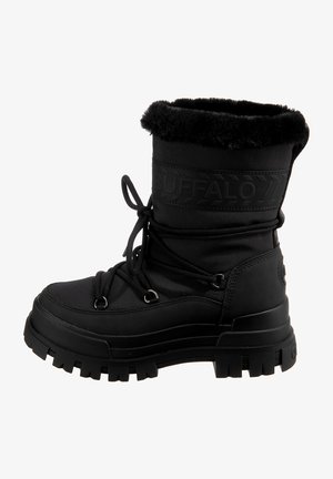 Czarne zimowe buty z sztucznym futrem, gumowany materiał, sznurowana przednia część i gruba podeszwa z bieżnikiem dla lepszej przyczepności. Zawierają wytłoczone logo.