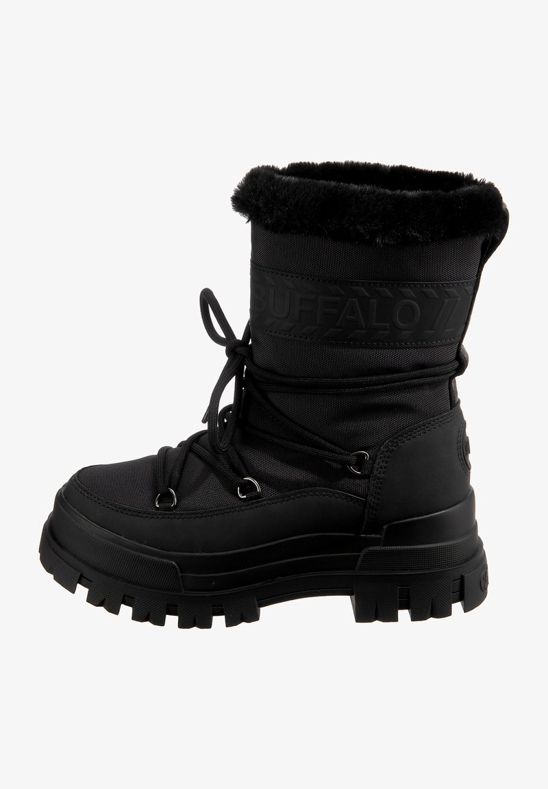 Schwarze Winterstiefel mit Kunstpelzkragen, gummiertem Material, Schnürung an der Vorderseite und robustem, profiliertem Sohlen für Traktion. Mit geprägtem Logo.