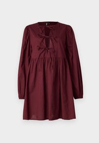 Vestido bordô com decote redondo, mangas longas e três laços no peito. Saia evasê, feita de tecido leve.