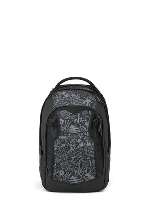 Schwarzer Rucksack mit mehreren Fächern, auf der Vorderseite mit hellgrauer Graffiti-Schrift und Symbolen, plus ein Tragegriff oben.