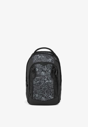 Schwarzer Rucksack mit mehreren Fächern, auf der Vorderseite mit hellgrauer Graffiti-Schrift und Symbolen, plus ein Tragegriff oben.