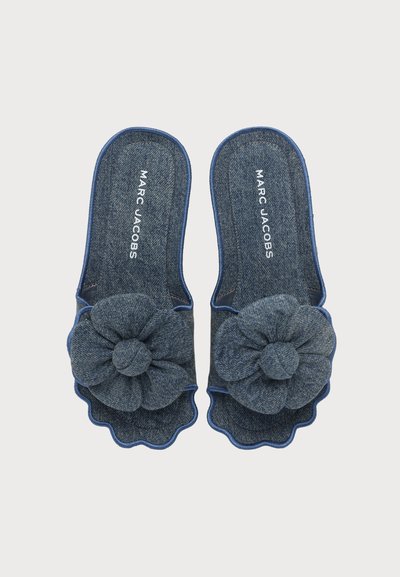 Paire de sandales slides bleu denim avec de grandes fleurs en tissu sur les orteils et des bords festonnés, marque Marc Jacobs sur les semelles intérieures.