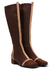 Botas marrones hasta la rodilla con acabado de tela suave, detalles de ante beige y tacones cuadrados. Cuenta con cremallera frontal y punteras puntiagudas.