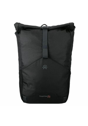 Sac à dos enroulable noir en tissu durable. Comprend des bretelles ajustables, une boucle centrale et un logo près de la base. Design minimaliste.