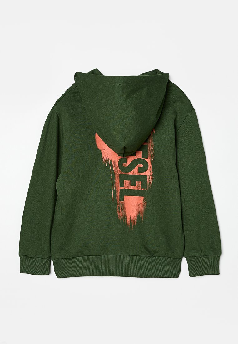 Grüne Kapuzenjacke mit weichem Material, die auf der Rückseite einen großen roten Pinselstrich-Druck des Markennamens "DIESEL" und eine Kordelzugkapuze aufweist.