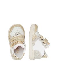 Sneakers bianchi e dorati con accenti glitterati, cinturini in velcro e design perforato. Punta arrotondata e suola in gomma testurizzata.