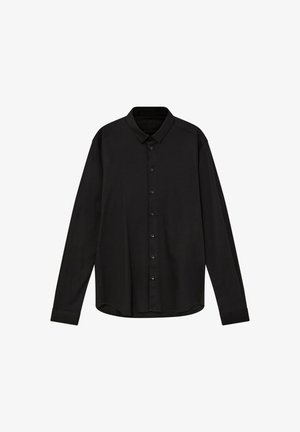 Črna dolgotrajna majica z dolgimi rokavi, izdelana iz gladkega materiala, s tradicionalnim ovratnikom, sprednjim zapenjanjem na gumbe in zaobljenim robom.