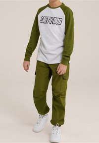 WE Fashion Cargobyxor - green