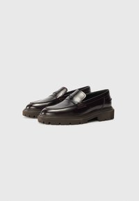 Mørk burgunder lærloafers med rund tå, tykk gummisåle og sydde detaljer. Glatt tekstur med et klassisk design.
