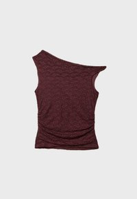 Ärmlös burgundy-top med spetsmönster och asymmetrisk halsringning, figurnära stil, utlagd platt mot en ljus bakgrund.
