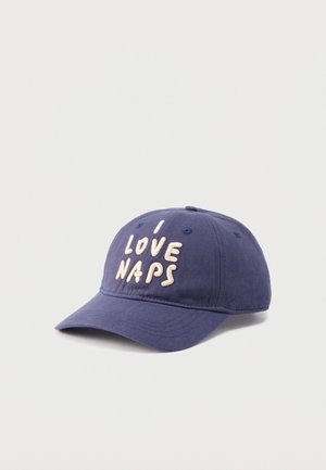 Marineblaue Baumwollkappe mit gebogenem Schirm und dem cremefarbenen Stickmotiv "I LOVE NAPS". Enthält sechs gestickte Ösen zur Belüftung.