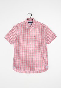 Camisa de manga corta, con botones, de patrón de cuadros en rosa y azul. Cuenta con un cuello, un bolsillo en el pecho y un dobladillo curvado.