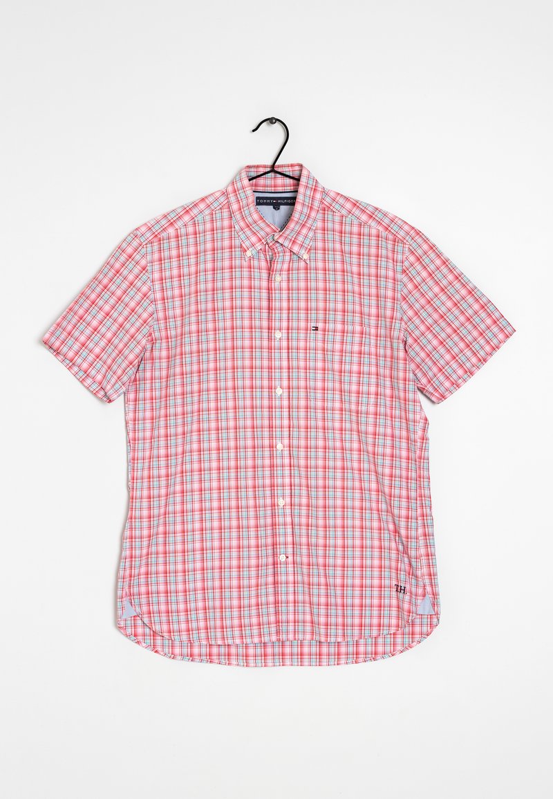 Camisa de manga corta, con botones, de patrón de cuadros en rosa y azul. Cuenta con un cuello, un bolsillo en el pecho y un dobladillo curvado.