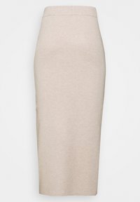Jupe crayon en maille beige avec une taille haute et une silhouette droite et ajustée s'étendant sous le genou.