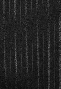 Grijs gestreepte stof met een zachte textuur; voorzien van dunne, gelijkmatig verdeelde verticale lijnen op een donkere achtergrond. Duurzaam wollen mengsel.