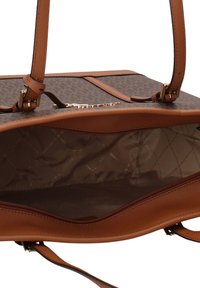 Borsa a tracolla in pelle marrone con motivo logo firmato, tasca interna con cerniera e fodera liscia trapuntata. Spallacci lunghi e resistenti.