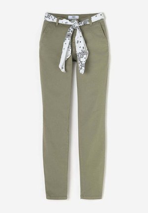 Pantalons slim en vert olive avec des poches avant et une ceinture en tissu blanc à motifs nouée à la taille.
