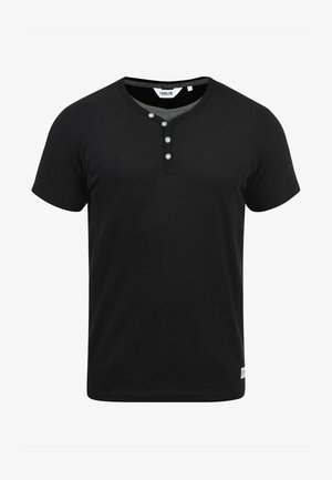 T-shirt nera a maniche corte in cotone con collo rotondo, dotata di tre bottoni e di un piccolo etichetta all'orlo.