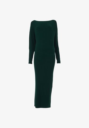 Donkergroene geribbelde gebreide jurk met lange mouwen, een bootnek en een aansluitende lange rok die tot halverwege het kalf reikt.