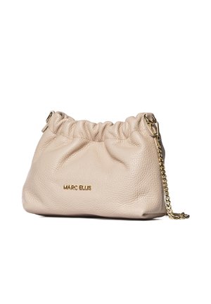 Sac à main en cuir beige texturé avec haut froncé, bandoulière chaîne dorée et logo "MARC ELLIS" doré sur le devant.