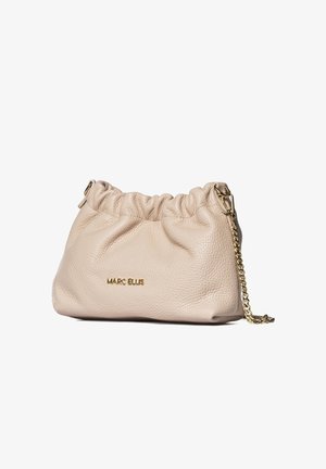Sac à main en cuir beige texturé avec haut froncé, bandoulière chaîne dorée et logo "MARC ELLIS" doré sur le devant.