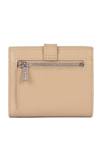 Tan leren portemonnee met een ritsvak, een klep aan de voorkant en gestikte details. Het ontwerp is rechthoekig en compact.