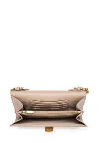 Clutch in pelle beige con finitura testurizzata. Presenta più scomparti per carte, una tasca con zip e una chiusura color oro. Design compatto.