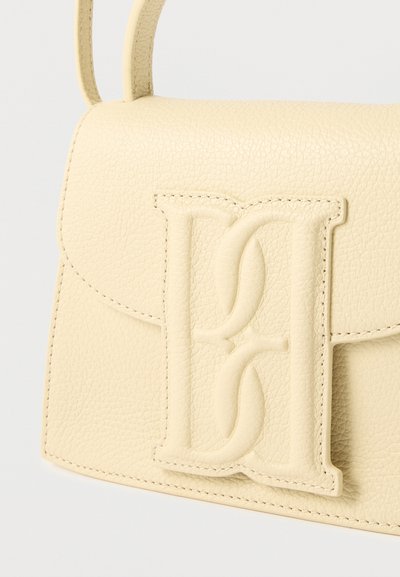 Τσάντα χειρός από δέρμα κρεμ με υφή, με ανάγλυφο διαπλεκόμενο λογότυπο "F" και "S" στο μπροστινό καπάκι και λουράκι από δέρμα που ταιριάζει.