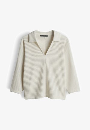 Crèmewitte geribbelde trui van gebreide stof met driekwart mouwen en een kraag, met een V-halsopening en een losse pasvorm.