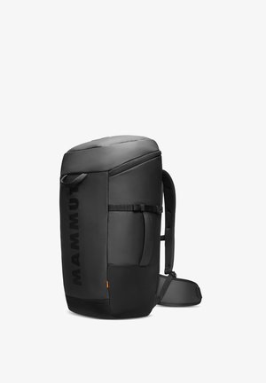 Schwarzer Rucksack mit einem schlichten Design, aus Nylonmaterial, verstellbaren Trägern, Frontgriff und einem auffälligen Logo. Mit Reißverschluss verschlossene Fächer oben.