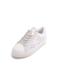 Baskets blanches avec une tige texturée, mettant en avant un accent métallique et un design d'étoile cloutée sur le côté. Semelle en caoutchouc et lacets gris.