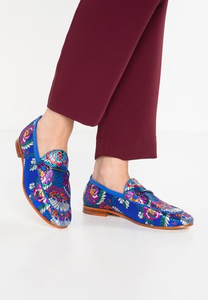 Blå broderede loafers med farverige blomstermotiver, lædersåler og en rund tådesign. Funktioner glat stof og dekorative detaljer.