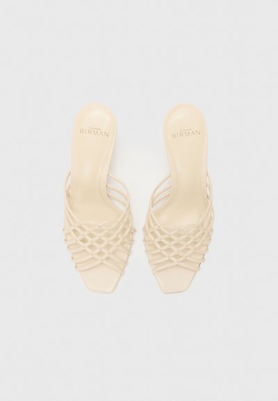 Sandalias beige de cuero con punta abierta, correas trenzadas y diseño de punta cuadrada, vistas desde arriba.