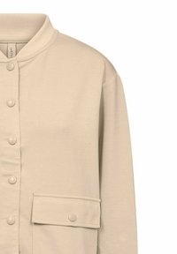 Beige jas met een mandarin kraag, knoopsluiting aan de voorkant en een opgenaaid zakje. Gemaakt van gladde stof met een ontspannen pasvorm en minimale details.