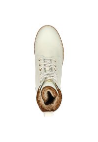 Botín de tobillo de cuero blanco con cordones estampados, forro de pelo sintético y suela texturizada color marrón. La vista superior muestra una puntera redondeada y detalles de costura.