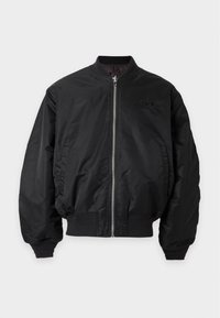Veste bomber noire avec fermeture éclair pleine longueur sur le devant, poignets et ourlet côtelés, et petit logo sur la partie gauche de la poitrine.