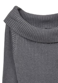 Grau gestreifter Pullover mit breitem, umgeschlagenem Kragen. Der strukturierte Stoff hat vertikale Linien und eine weiche Oberfläche. Preppy-Designelement.