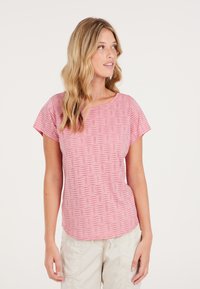 Top rosa de manga corta con un patrón geom�étrico texturizado, escote redondo y un ajuste relajado. La tela parece ligera y suave.